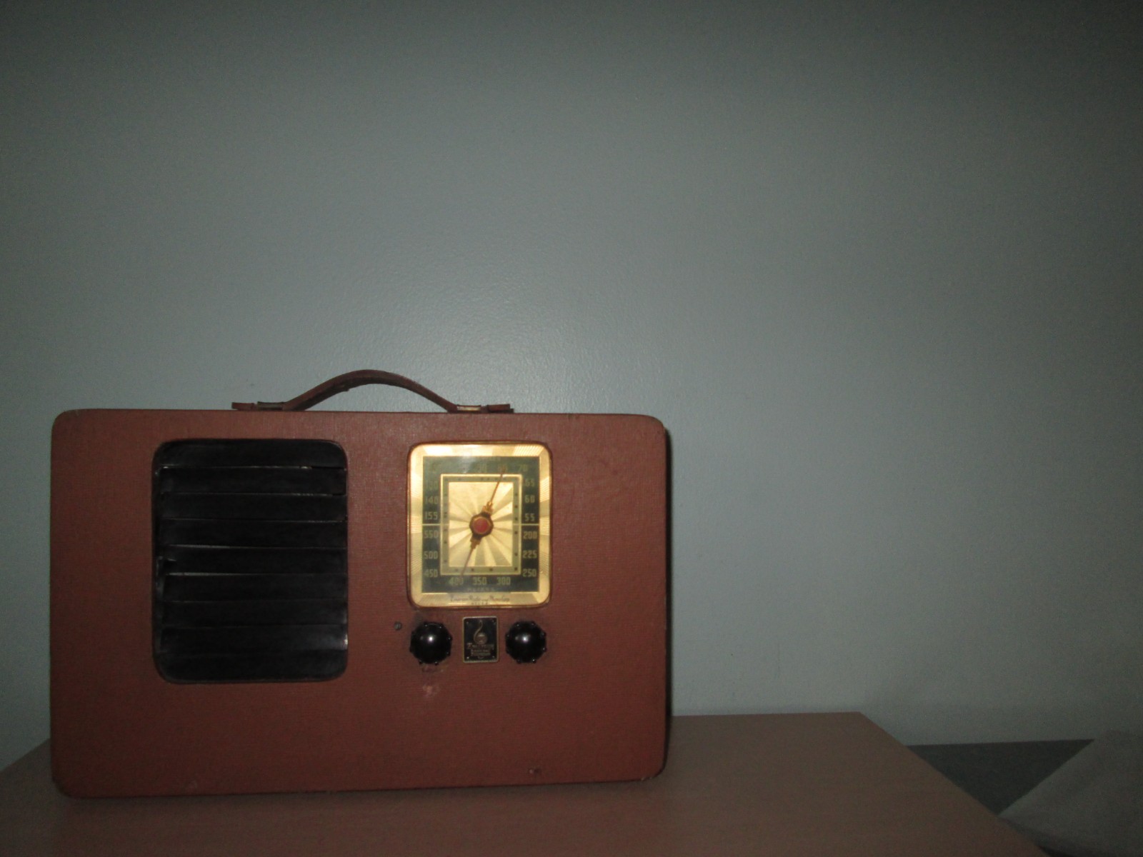 Vintage Emerson Suitcase AM Tube Radio AM Radio 1940's RARE