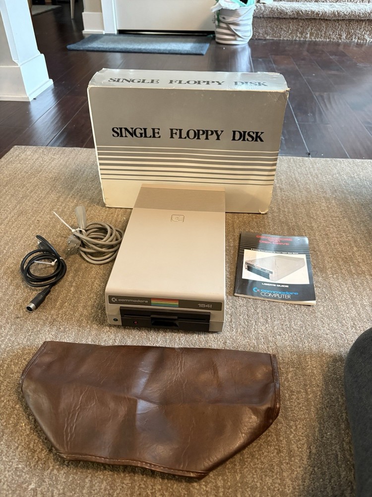 Commodore 1541 Disk Drive Fully tested, cleaned and working Cables & Cover, Box