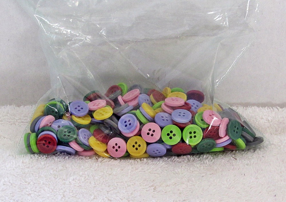 600 Assorted Colored Buttons 1/2 Inch 4 Hole New