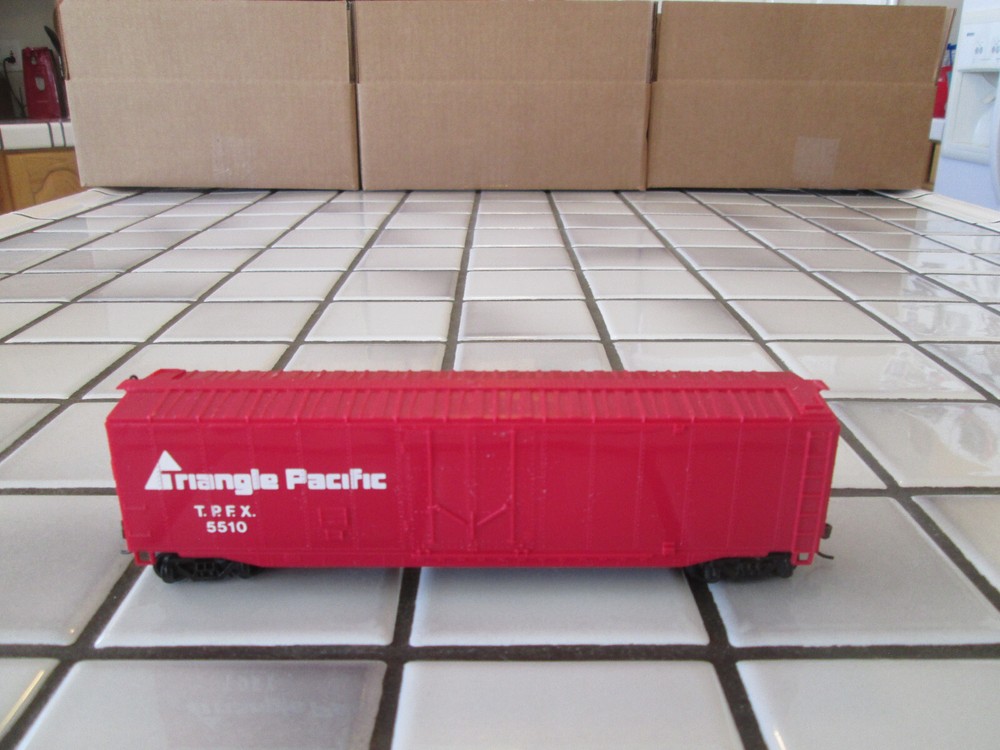 bachmann TRIANGLE PACIFIC 50 foot box HO scale