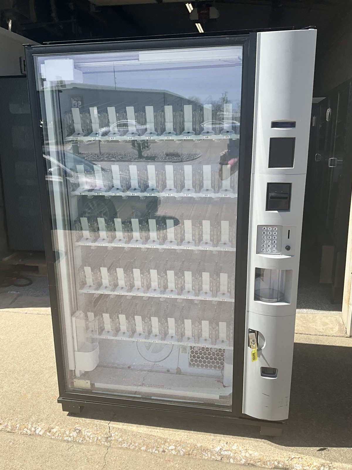 24 Dixie Narco Bev Max CPI Glass Front Beverage Vending Machine 5800-4HC refrige