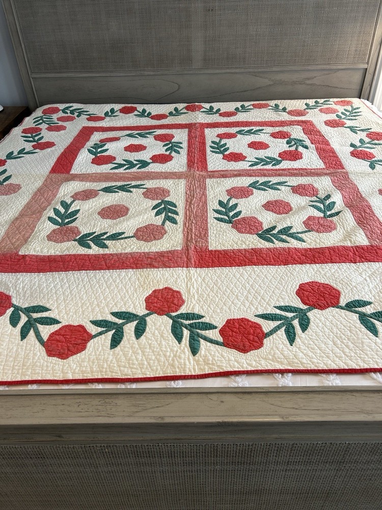 Handmade appliqué quilt with red rose pattern