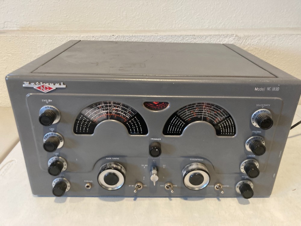 Vintage National NC-183D Communication Receiver Power On