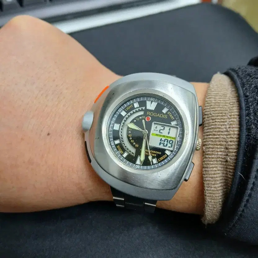 Logadis Outdoor Ultra Multi-Function Shield Plate, Cybermatic Design