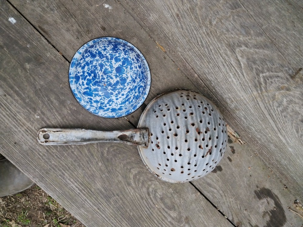 **AWESOME OLD PRIMITIVE ENAMELED SET VERY NICE!***