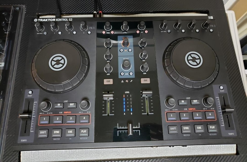 Native Instruments TRAKTOR KONTROL S2 MK1 DJ Controller 2ch