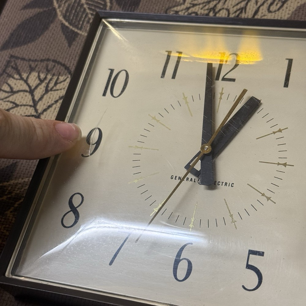 Vintage Retro General Electric Wall Clock with Leaf Pattern Border TESTED