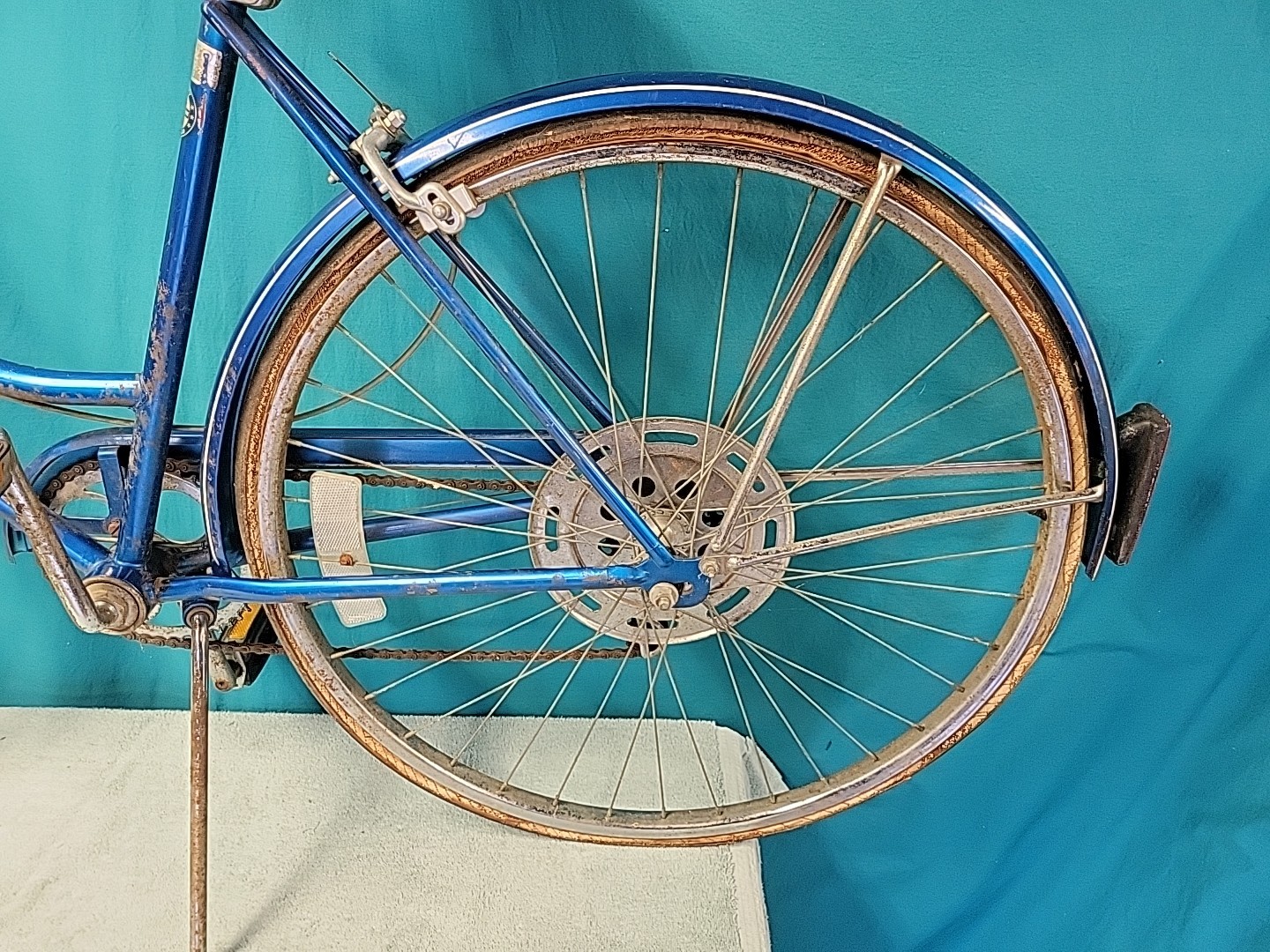 April 1977 Schwinn Suburban Complete Bicycle. Bike Rolls Smooth. Tires Dry Rot