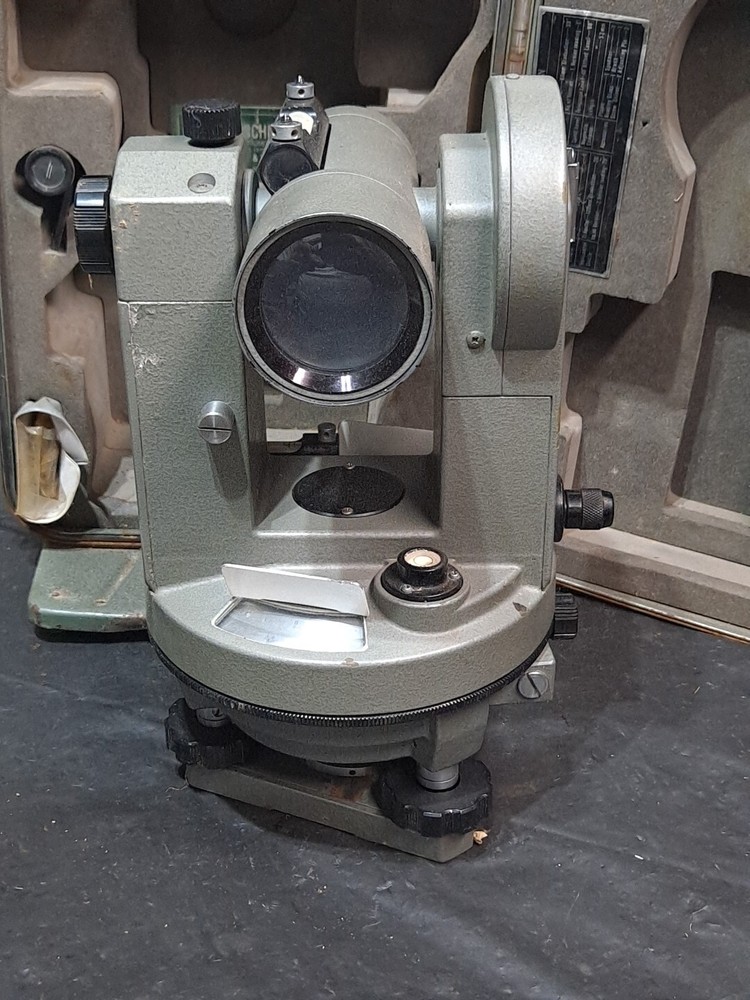 SCHNEIDER TT-700 Engineers Optical Plummet Transit with Case NICE