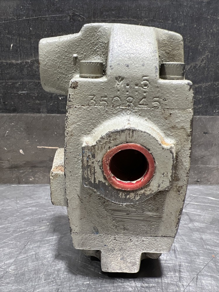 Nos Surplus Vickers Reducing Valve Model XT 06 B20. 80-2850 Pressure Range