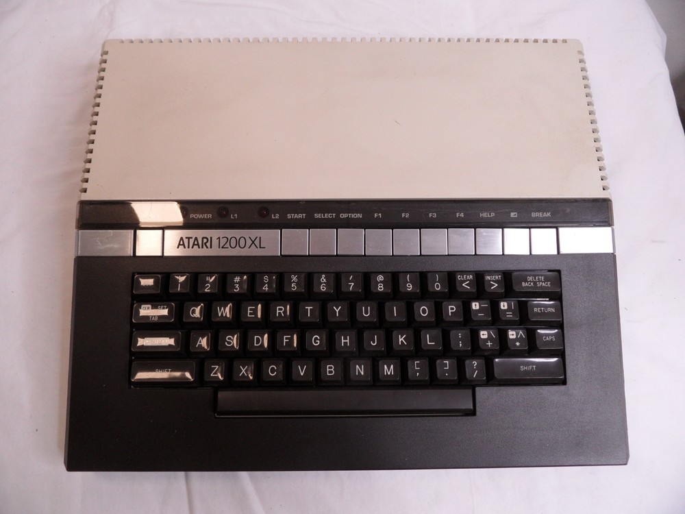 Atari 1200XL Computer Game Console w/ Power & Composit Video cable - Tested