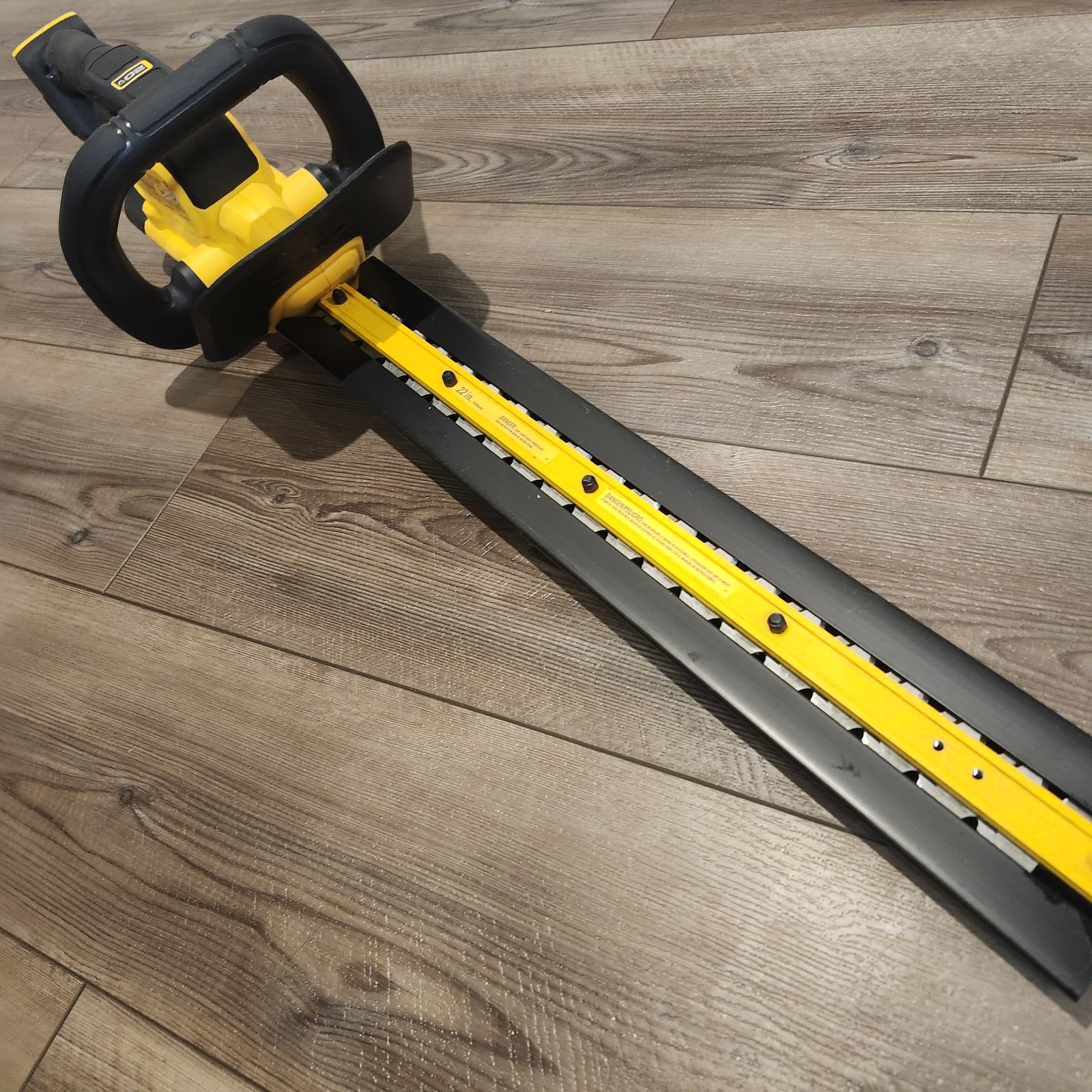 (DCHT821B) DeWALT 20V MAX 22 in. Cordless Hedge Trimmer - Tool Only