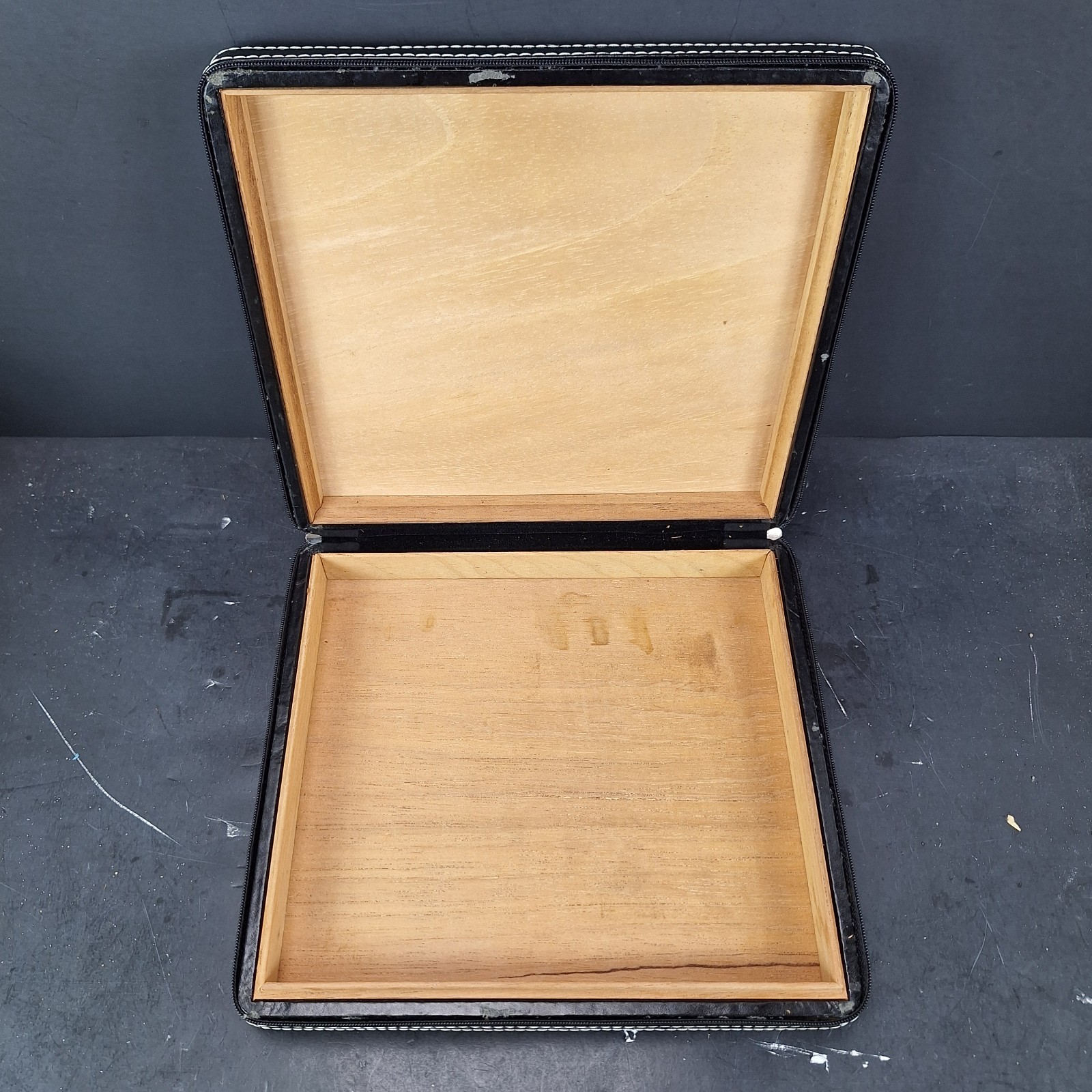 EMPTY Montecristo Leather Zippered Cedar Lined Cigar Travel Case 8.75x8"