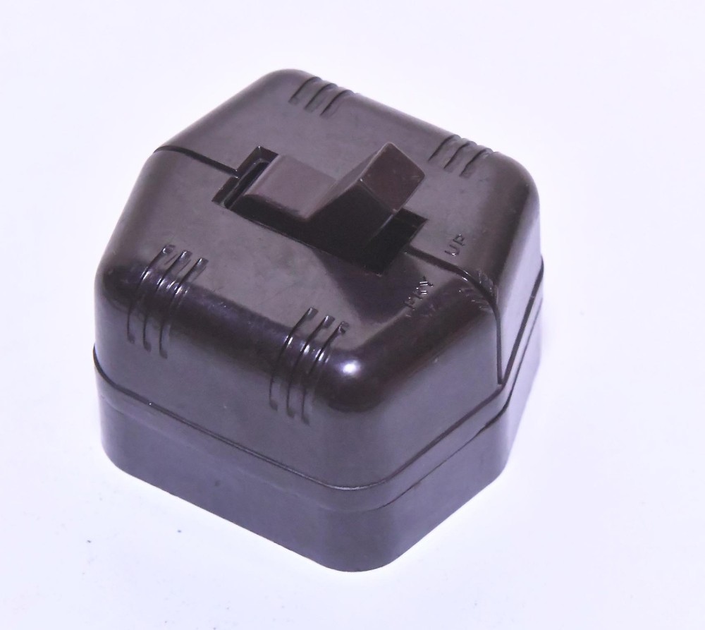 VINTAGE PLASTIC BAKELITE ON / OFF ELECTRICAL TOGGLE SWITCH