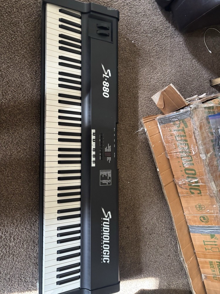 Studiologic SL-880 88-Key MIDI Keyboard Controller Pitch & Modulation Wheels