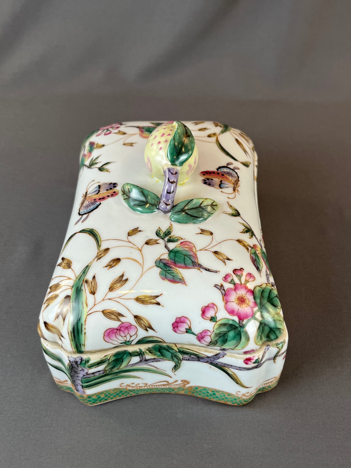 Hua Rong Tang Zhi Porcelain Hand-Painted 8" Lidded Box w/Pomegrante Finial: MINT