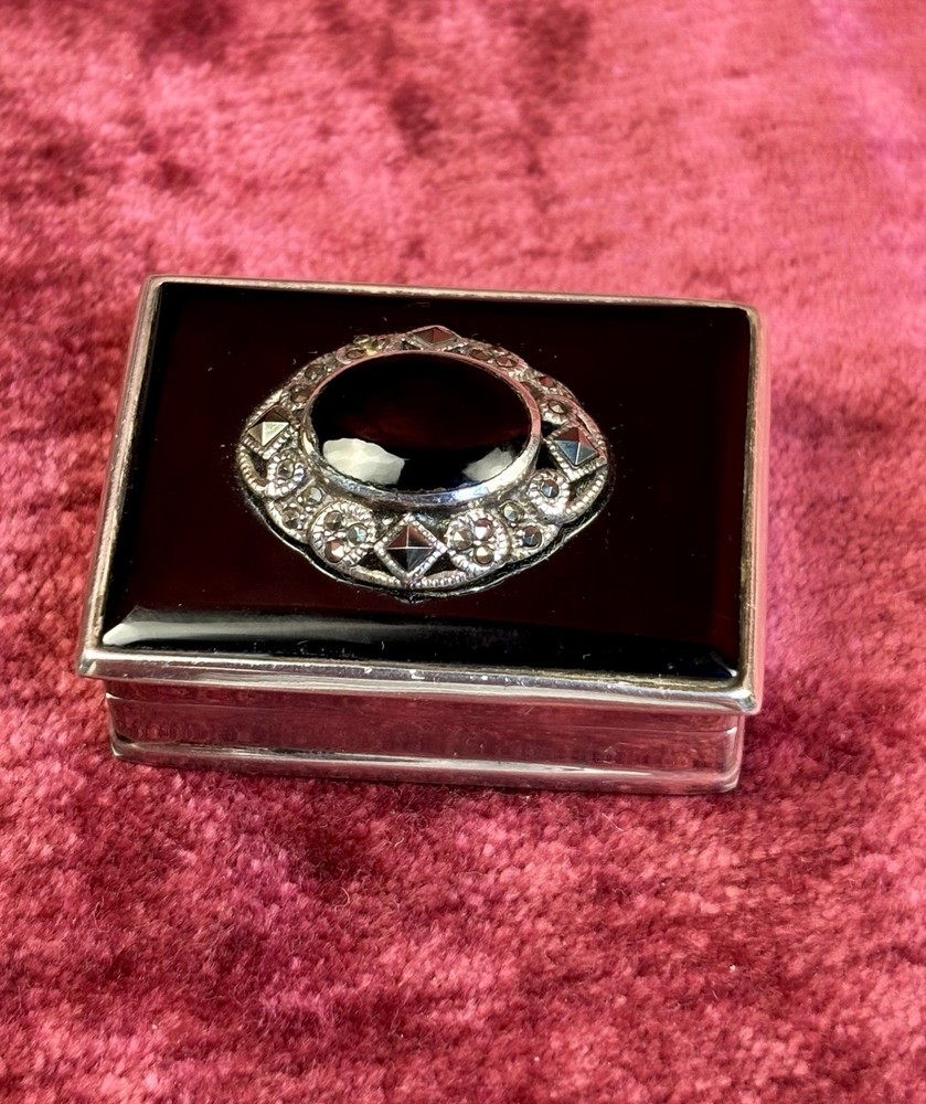 A Gorgeous Solid Silver & Onyx Hallmarked Pill Box. Birmingham