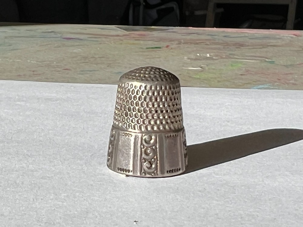 Antique Stern Brothers Anchor Sterling Panel & Scrolls Thimble