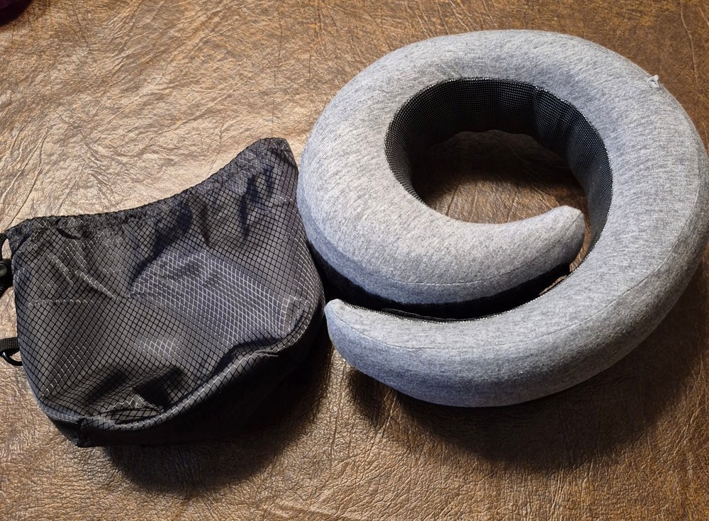 Travel Neck Pillow, with case, no tags