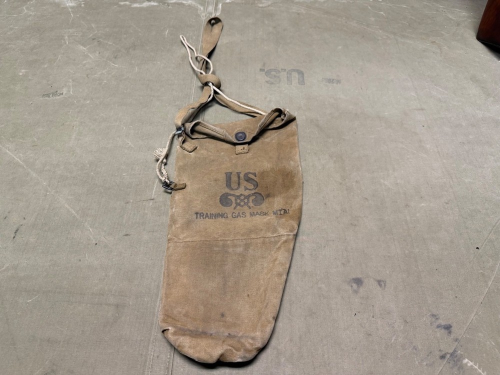 ORIGINAL WWII US ARMY M1A2 NON COMBATANT TRAINING GAS MASK CARRY BAG-KHAKI