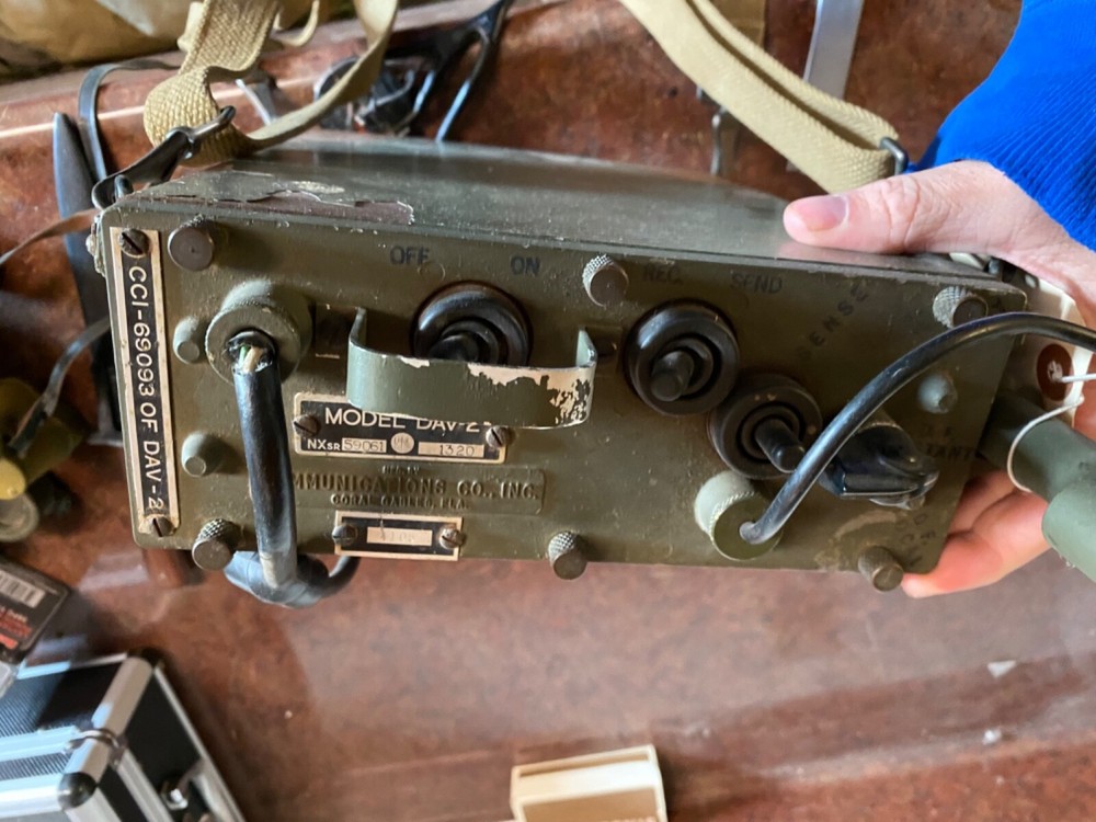 RARE ORIGINAL WWII NAVY USMC MARINE MODEL DAV-2 FIELD RADIO & CARRY STRAPS