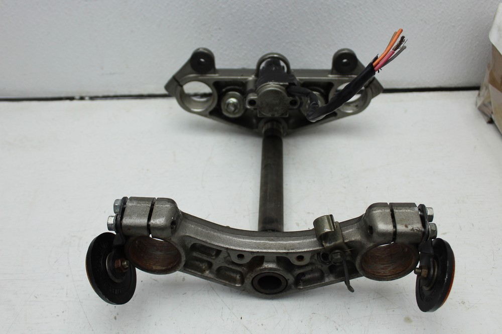 1990 SUZUKI VX800 TRIPLE TREE STEERING STEM FORK CLAMP (SBD)