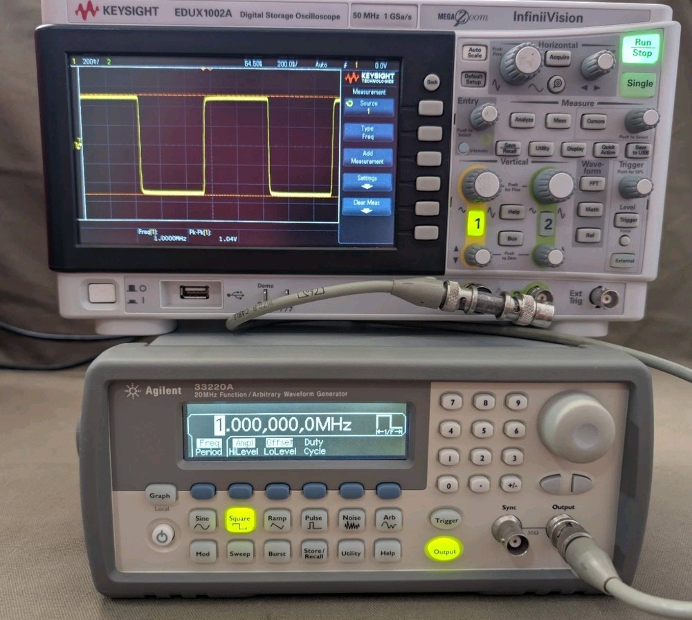 Agilent 33220A 20MHz Function/Arb Waveform Generator - Very Good Condition