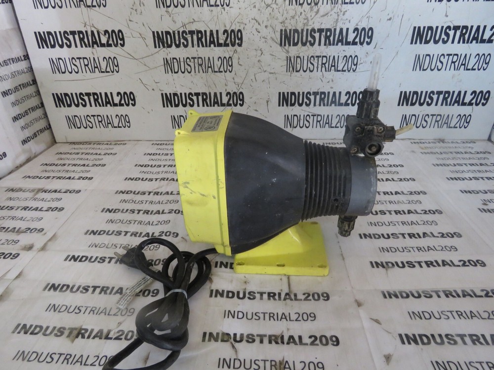 LMI DOSING PUMP AA151-498SI USED