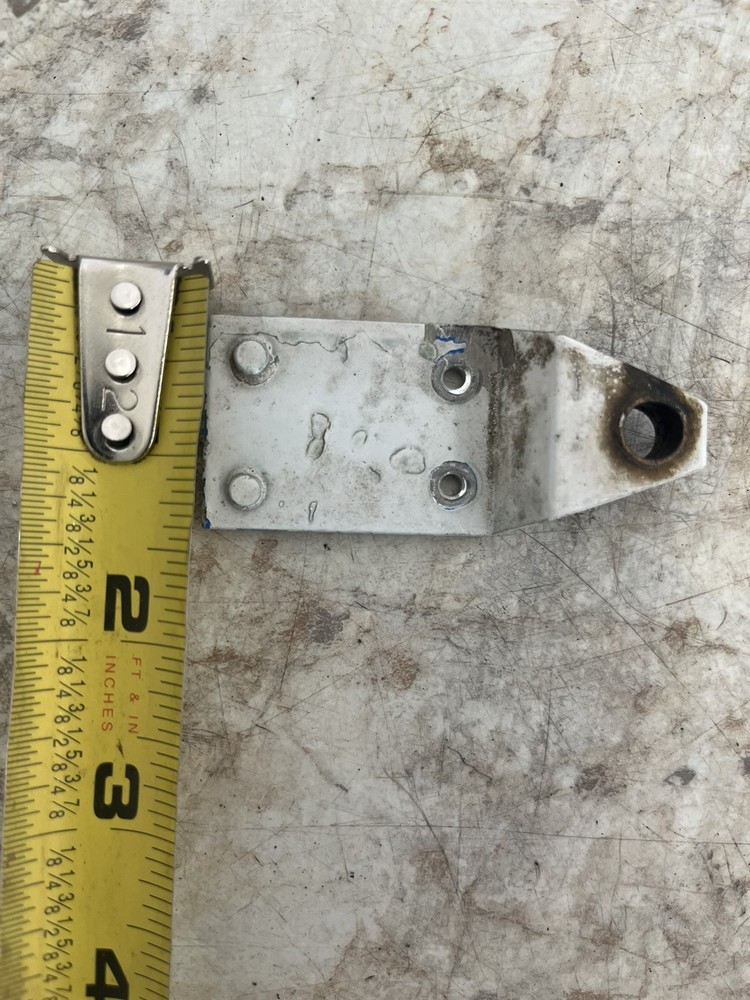 68 Cessna 150 H outer outboard elevator hinge mount bracket 0432165-1