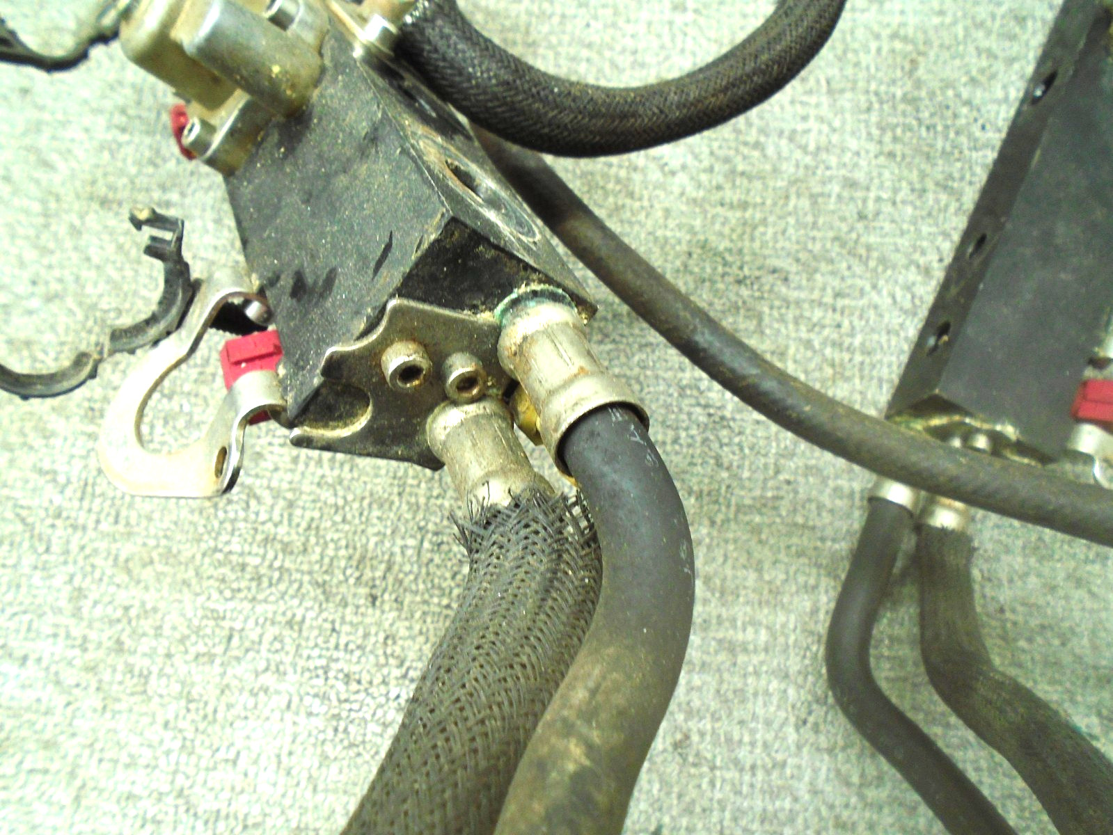 USED PORT & STARBOARD FUEL RAILS W INJECTORS 884430T07 MERCURY OUTBOARD