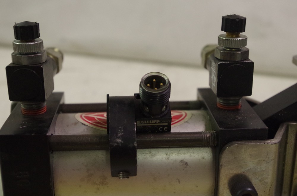 DESTACO PNEUMATIC HOLD DOWN CLAMP & BALLUFF SENSOR CODE: PC-302