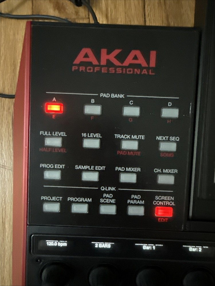 Akai Professional MPCX Standalone Sampler & Sequencer /Read