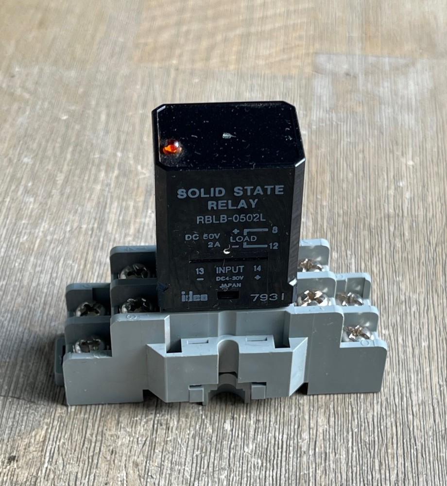 IDEC RBLB-0502L SOLID STATE RELAY 50VDC 8 PIN 2A WITH IDEC SH2B-05 SOCKET BASE