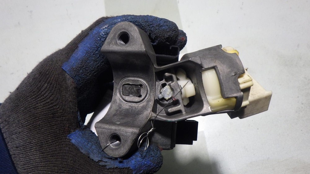 11 TOYOTA CAMRY Ignition W/Key