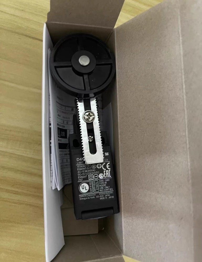 1pcs OMRON D4N-412H limit switch