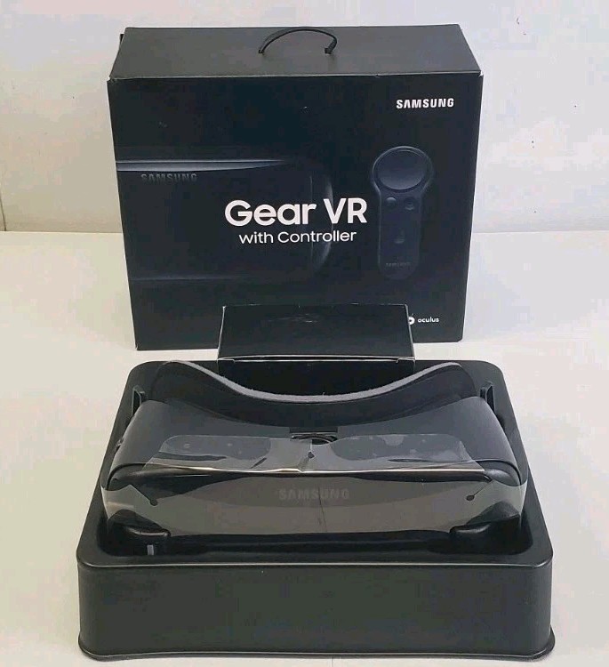 Samsung Gear VR SM-R324 With Controller Powered by Oculus New In Box