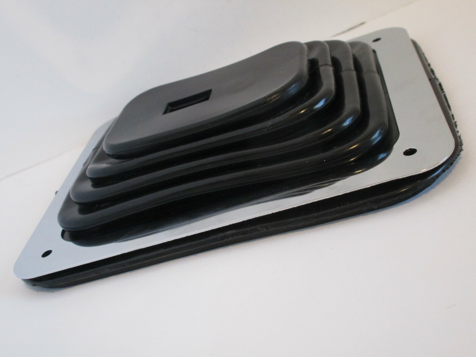 HURST B&M STYLE RUBBER SHIFTER BOOT W/CHROME PLATE 5 1/4"X6 3/8" UNIVERSAL #9630