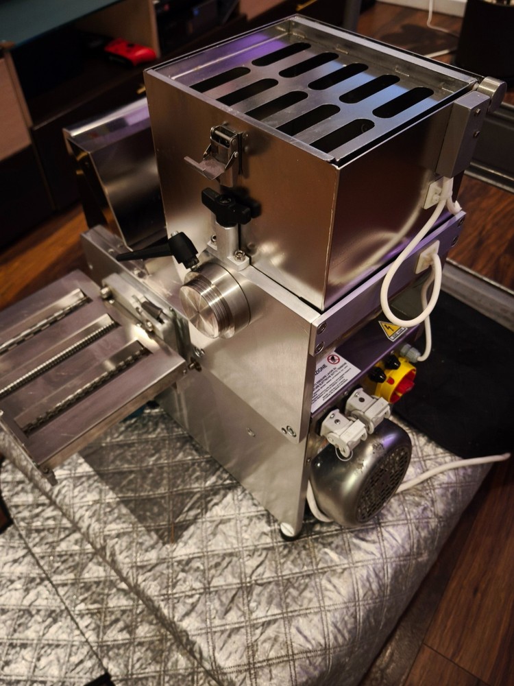 Pasta sheeter machine