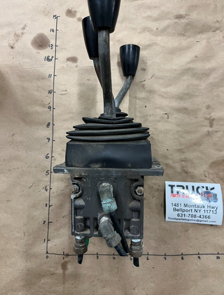 MACK RD TRIPLE HYDRAULIC CONTROL VALVE USED