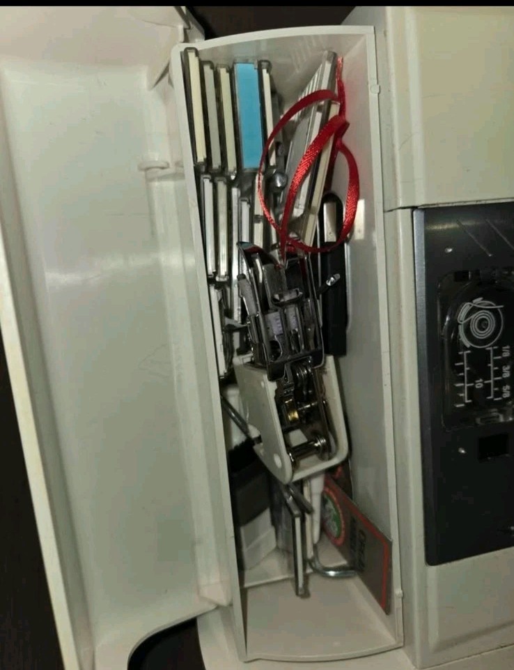 Janome Memory Craft MC 11000 Computerized Sewing Embroidery Machine & EXTRAS!