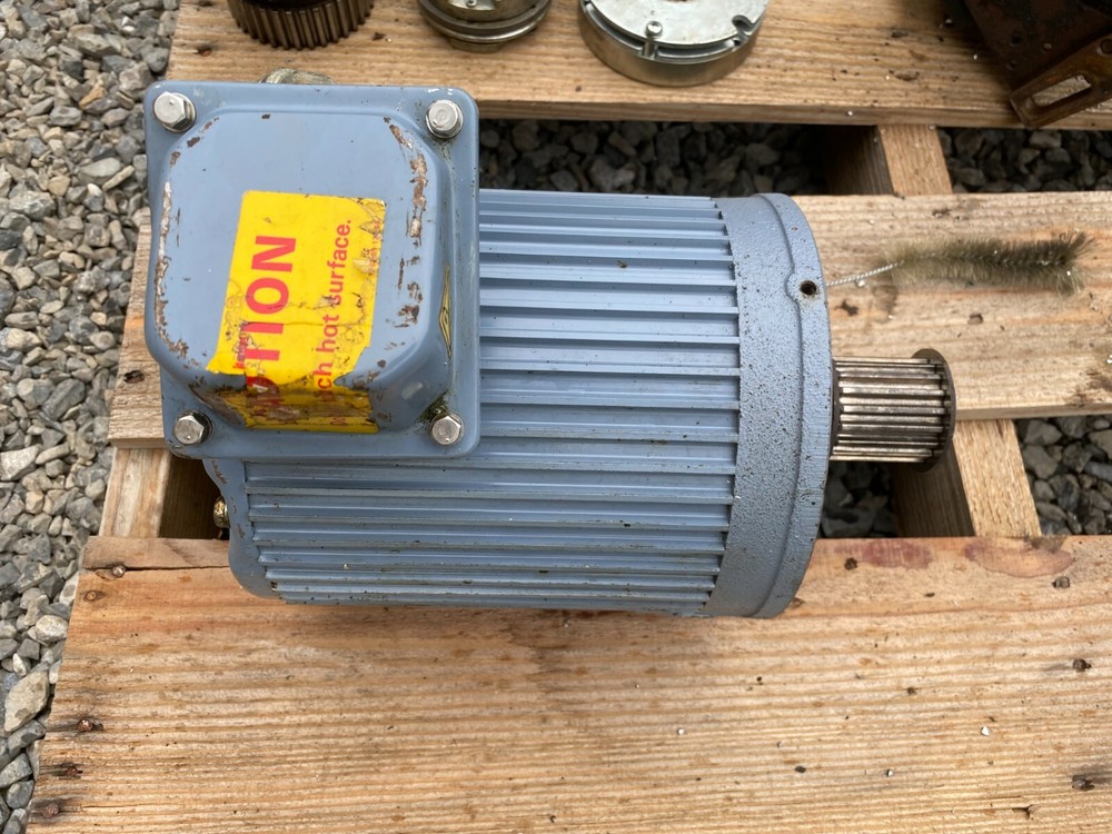 VARISPEED 3 -PHASE INDUCTION MOTOR TYPE EELQ-5IT SC04