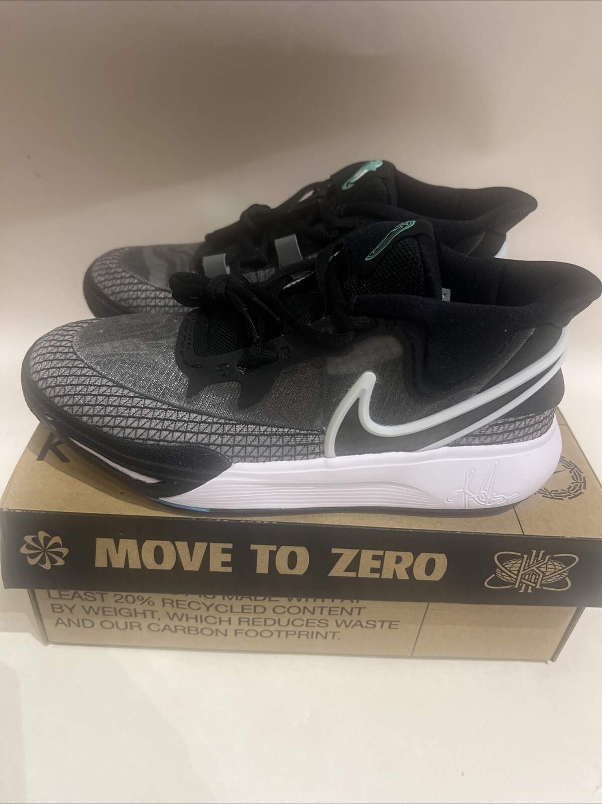 Nike Kyrie 8 GO (GS) DQ8076-001 Black White Light Menta NIB 4.5Y. New Free Shipp