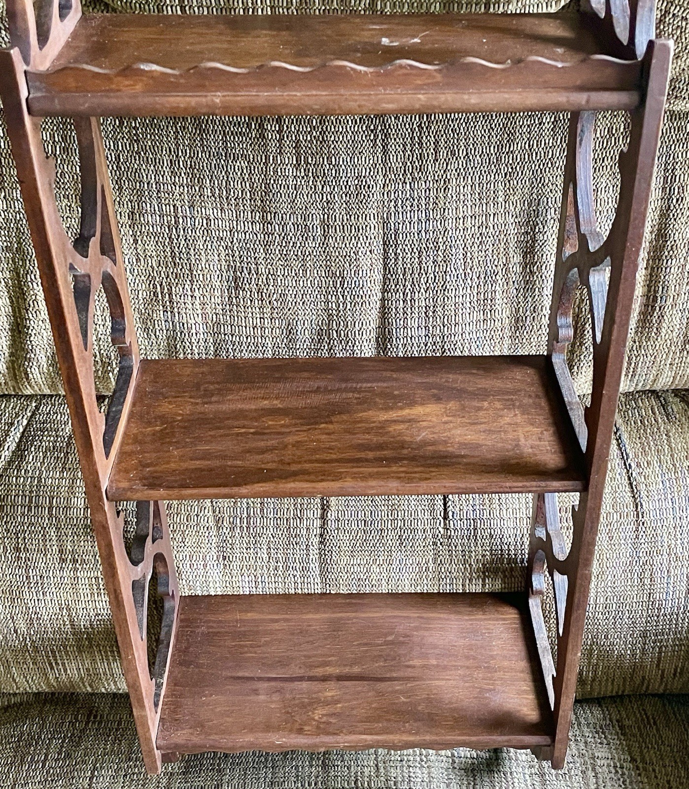 ANTIQUE? ENGLISH EDWARDIAN CARVED MAHOGANY HANGING ETAGERE WALL SHELF! LOVELY!