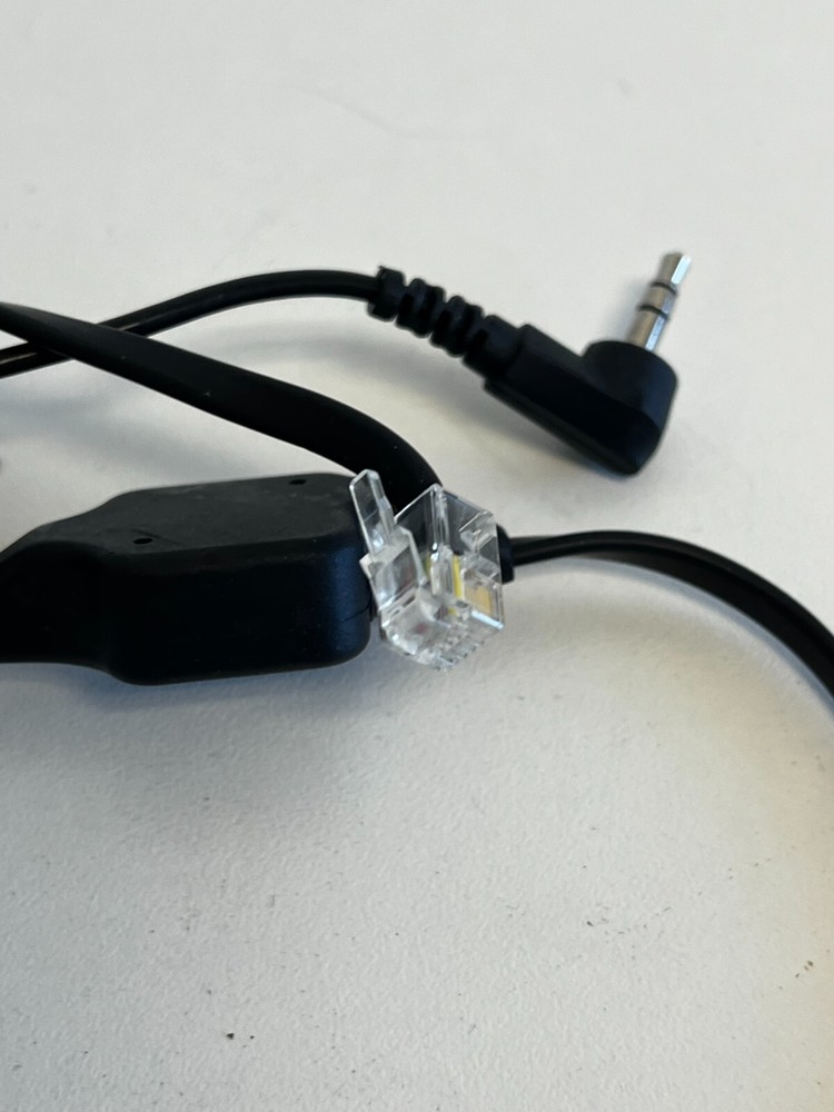L4: Plantronics APV-6A Electronic Hook Switch Adapter Cable