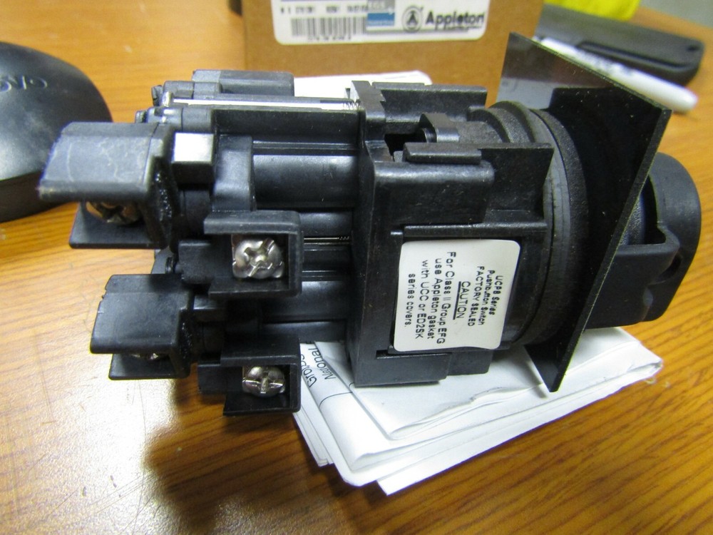 NEW EGS APPLETON UCPB2BL BLACK EXPLOSION PROOF LOCKING PUSHBUTTON
