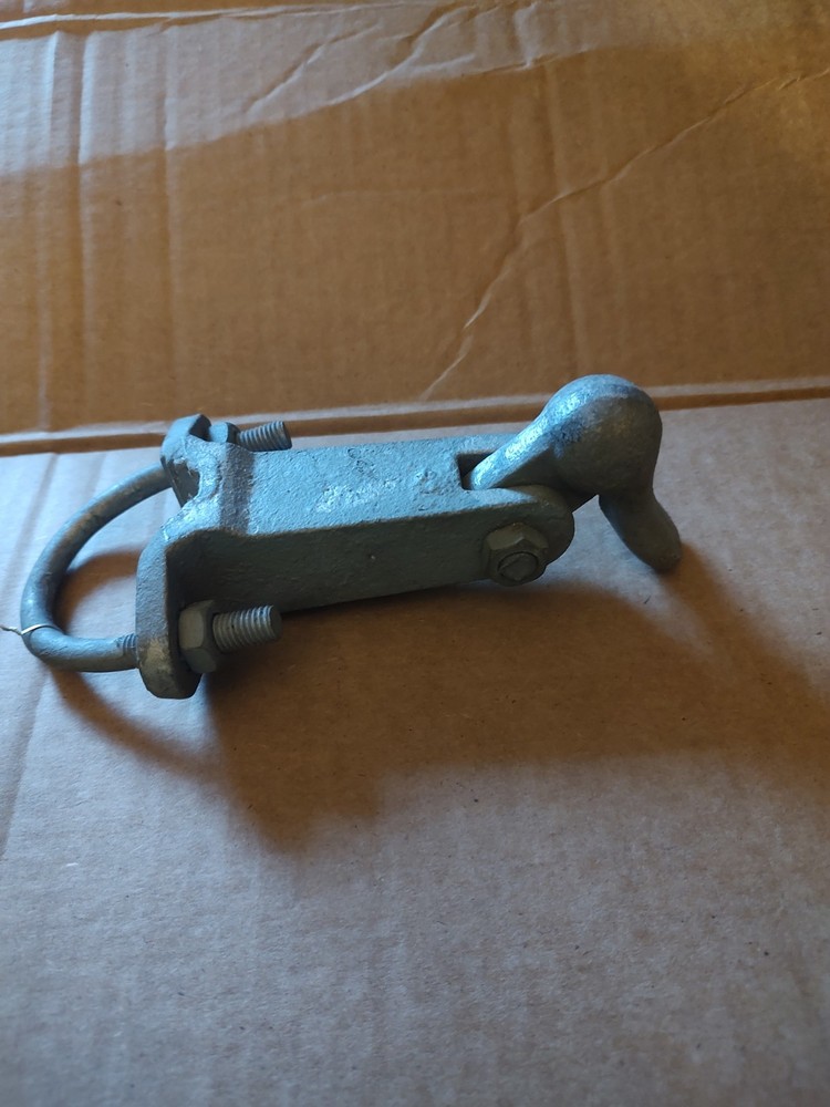 Chain link duck bill gate holdback