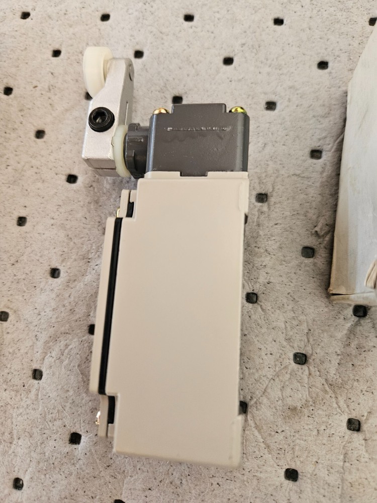 MAZAK D4B-2311 (N) Limit switch