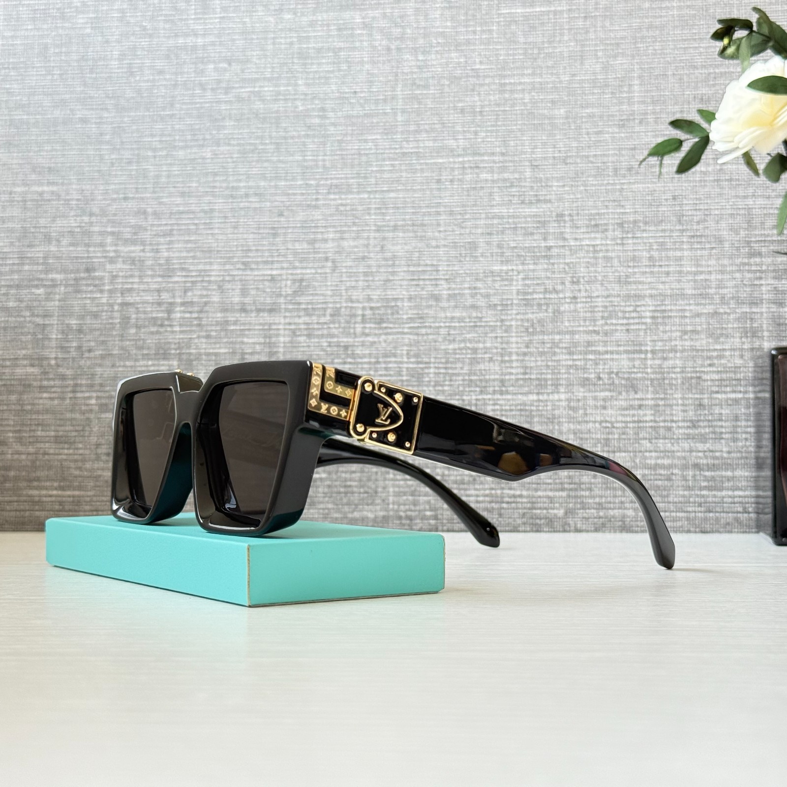 Louis Vuitton Z1165 1.1 Millionaires Sunglasses Black Square Gold LV