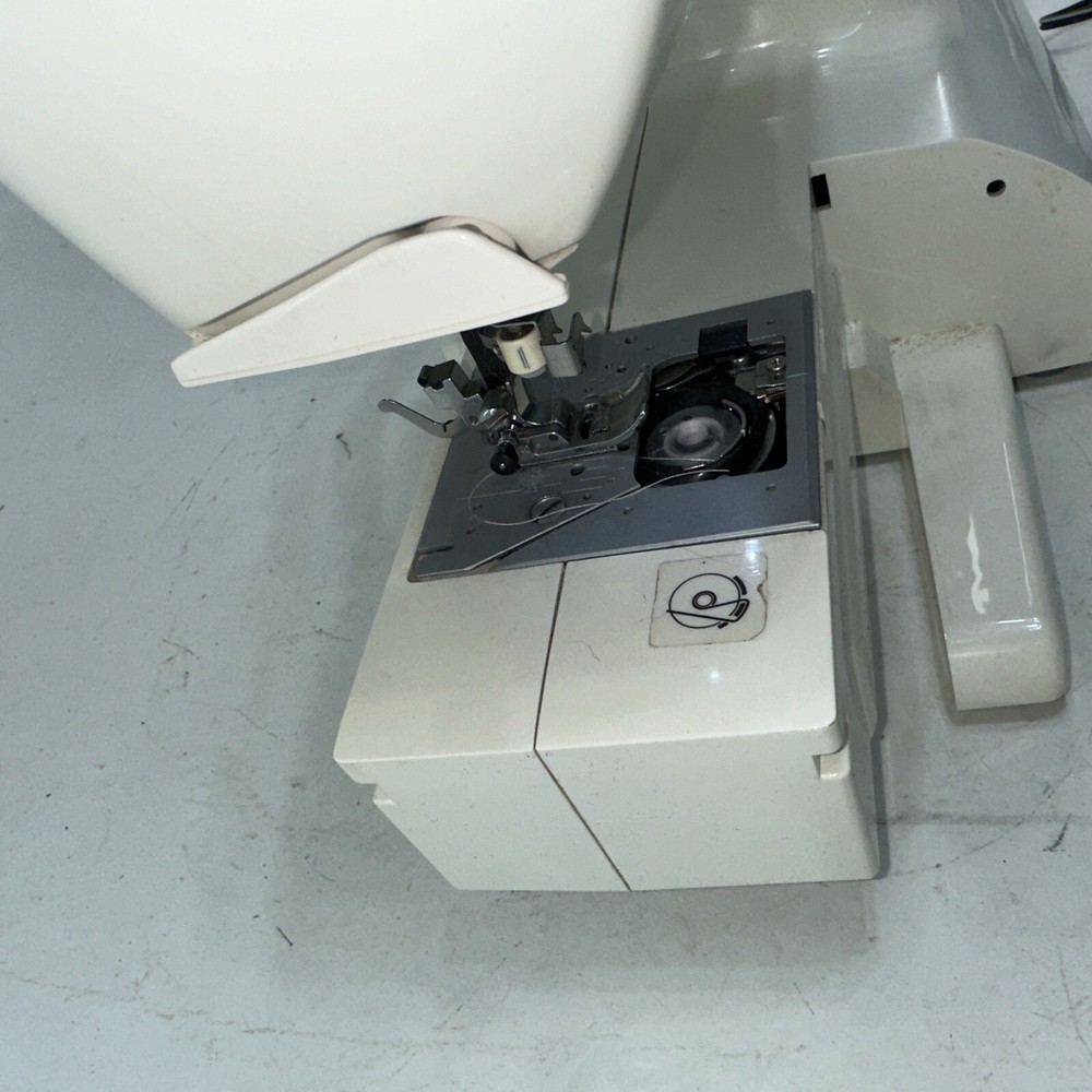 Singer 8763 Curvy Electronic Sewing Machine Read Description