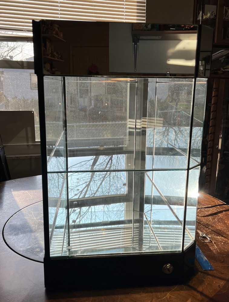 1990 HUMMEL STORE DISPLAY CASE, BEAUTIFUL SOLID CASE WITH 2 LOCKING DOORS